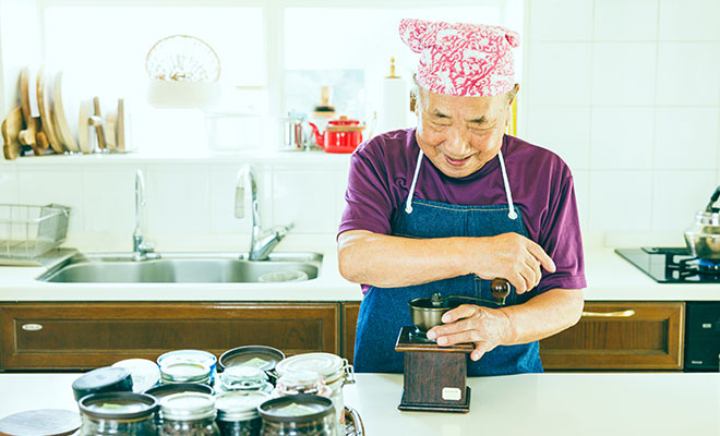 コーヒー豆をミルで挽くまさるさん