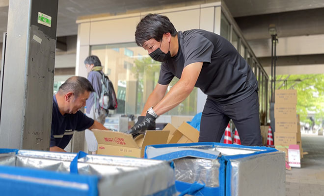 久保さんはボランティアリーダーのひとり。毎週末、パルシステムをはじめさまざまな団体、組織から提供された食材を都庁下に運び込む 写真=編集部