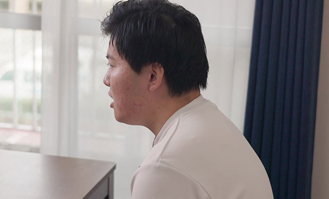 父親からのDVから逃れるため母親とともに避難したが、その後母親とは死別。児童養護施設を転々とした末に心ある里親と出会い、人生の転機を迎えた 写真=編集部