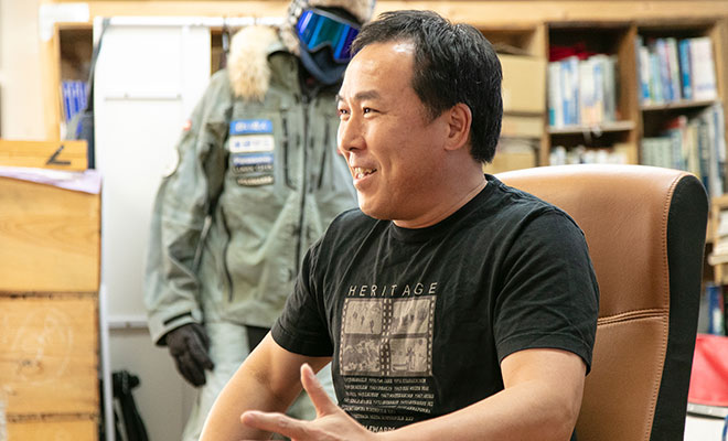 インタビューに笑顔で答える荻田さん