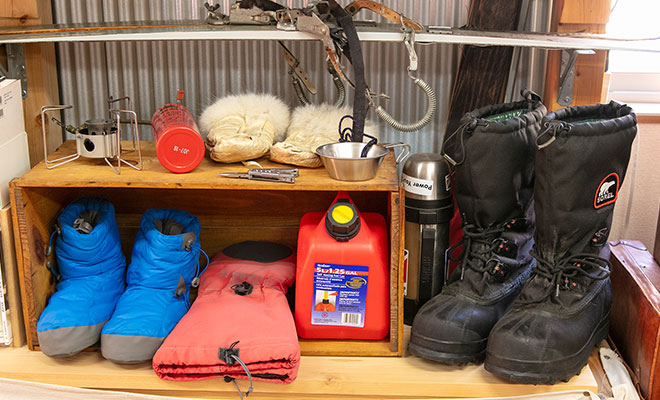 書店内に飾られた北極冒険のアイテム
