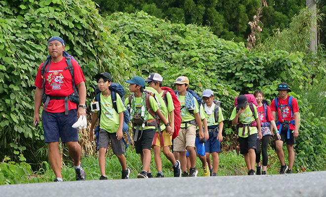 2023年の100マイルアドベンチャーで子どもと列になって歩くようす