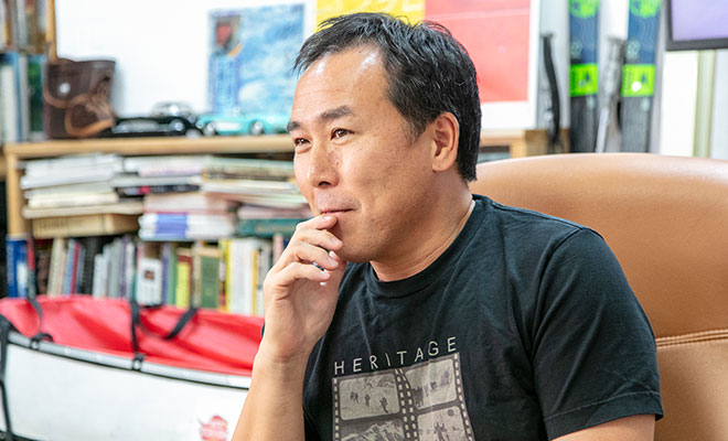 インタビューに笑顔で応える荻田さん