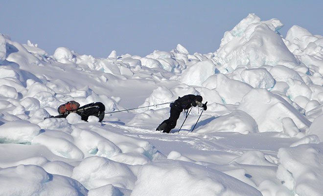 2011年の北極冒険時に荻田さんがそりを引いているようす。