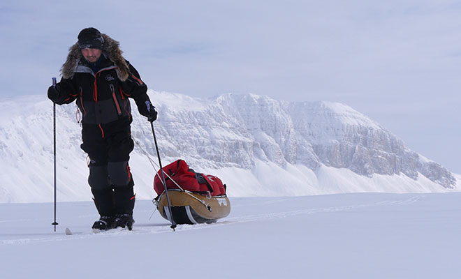 2016年の北極冒険時のようす（そりを引く荻田さん）