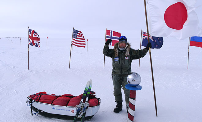 2017年の南極冒険で、南極点に到達したときの荻田さん