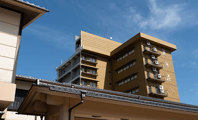 解体途中の美湾荘