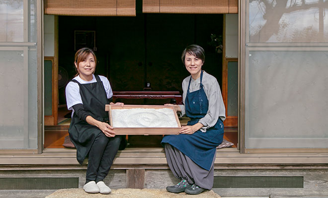 麹を持った和田友美さんと妹の樋田夏子さん