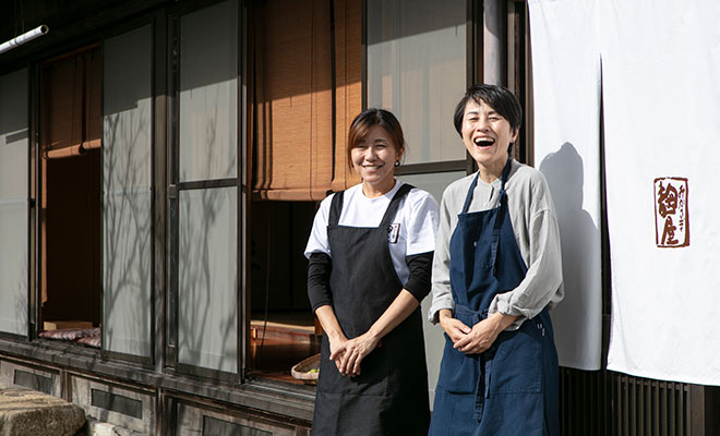 みかさぎ麴屋の店舗前で笑顔で並ぶ和田さんと妹の樋田さん