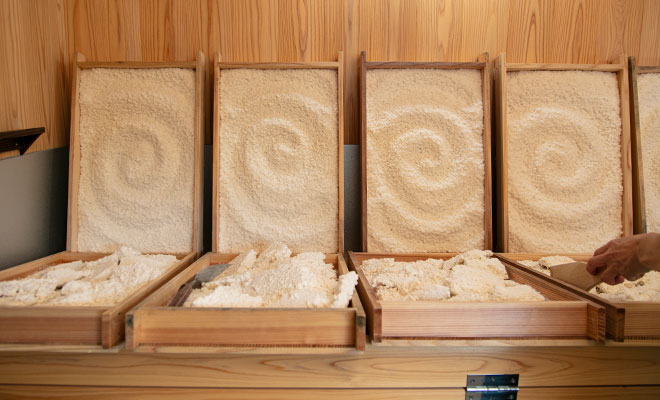 四角い木の枠に入った麹