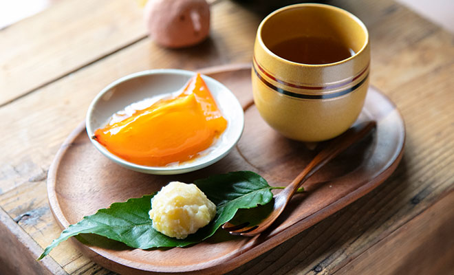 テーブルの上のお茶と、麹入り栗きんとんと熟柿