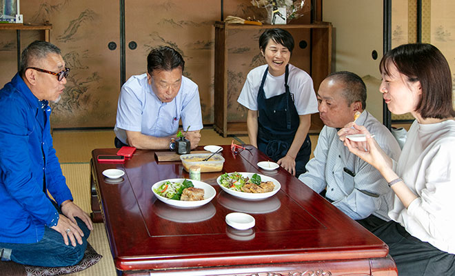 発酵食品の試食をする和田さんと、地元の企業の方々