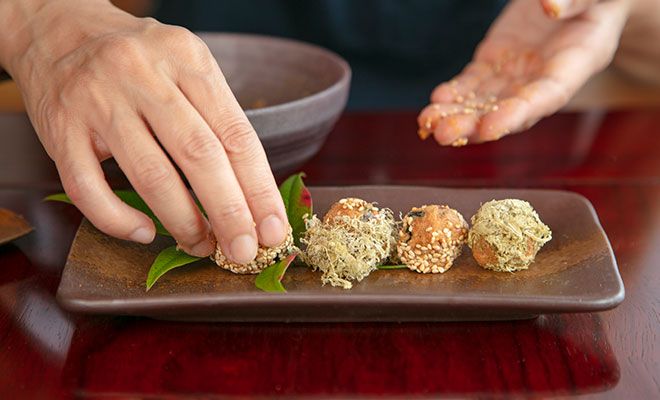 みそ玉を丸めるようす