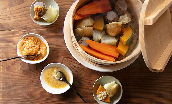 せいろで蒸した野菜と、2種のディップ