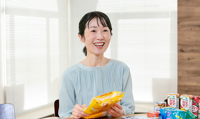 笑顔でインタビューに応える今泉さん