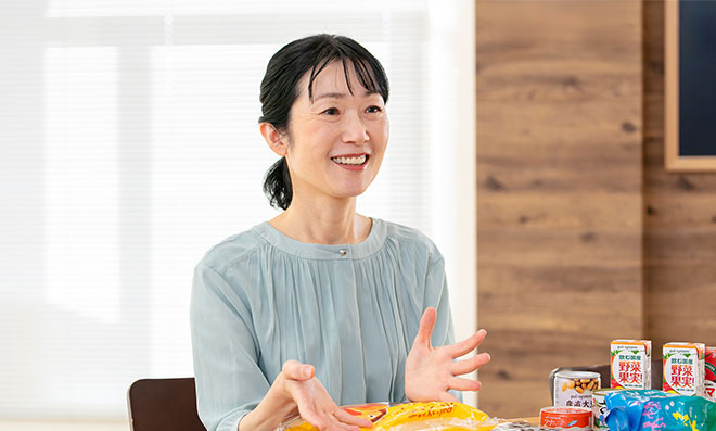 笑顔でインタビューに応える今泉さんの画像