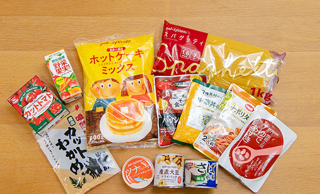 ホットケーキミックやレトルト食品、ジュースなど、ふだんから食べている食品が並んだ画像