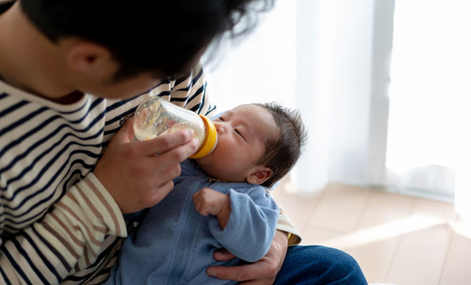 育児をする男性