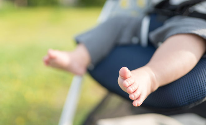 公園にいる赤ちゃん