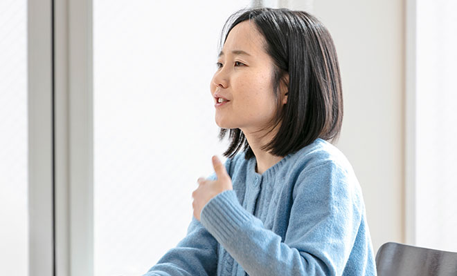 インタビューに答える岡根谷さんの画像