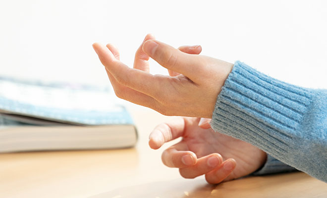 インタビュー中の岡根谷さんの手元画像