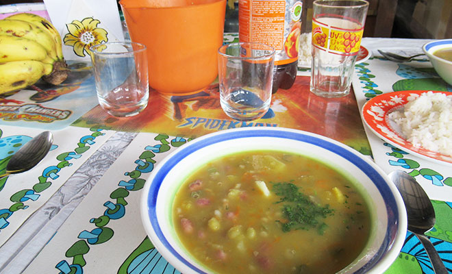コロンビアのスープのみが食卓にのった昼食風景