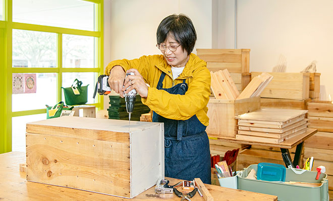 手作業でふたなどを取り付け