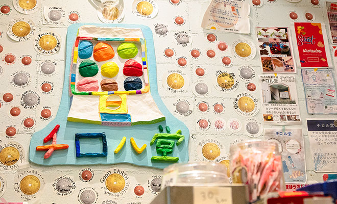 チロル堂の店内の壁に貼られた子どもたちのメッセージや網粘土の作品など