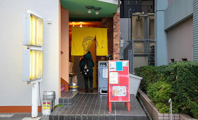チロル堂の入口を外から見たようす