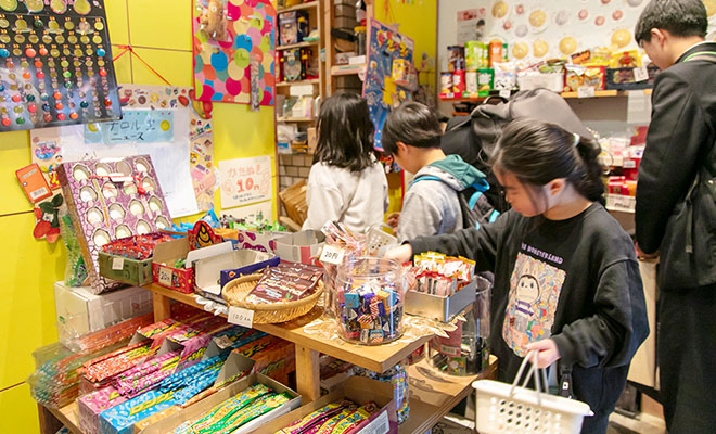 店内で駄菓子を選ぶ子供たちのようす