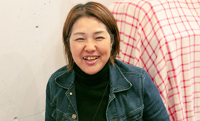 インタビューを笑顔で受ける石田さんの画像