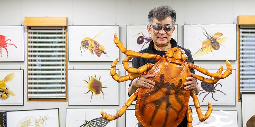 ダニの模型を持った五箇さん