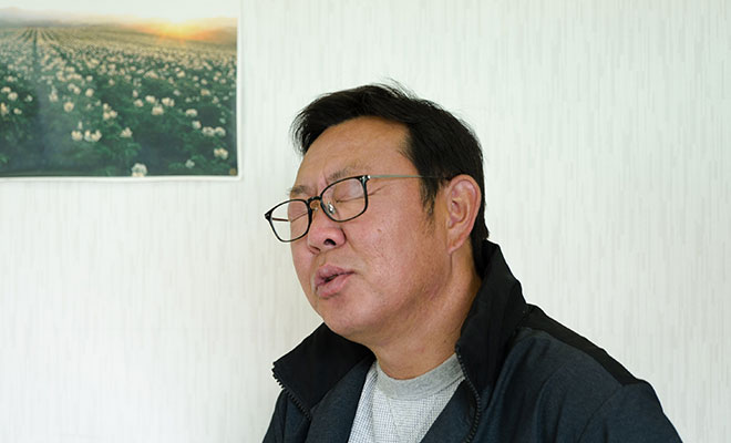 記録的な暑さと畑での被害の話に、顔をしかめる村上さん
