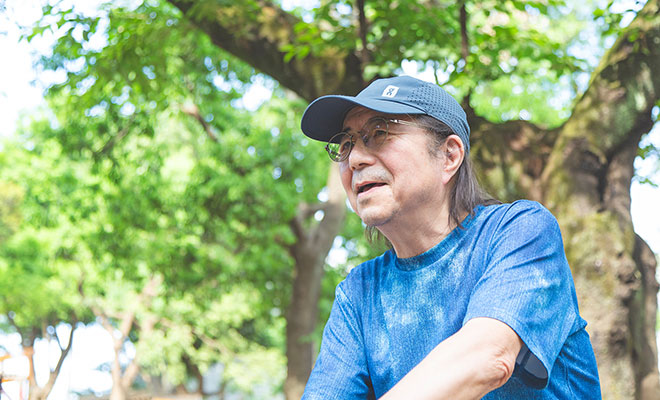 インタビューに答える天野さんの画像