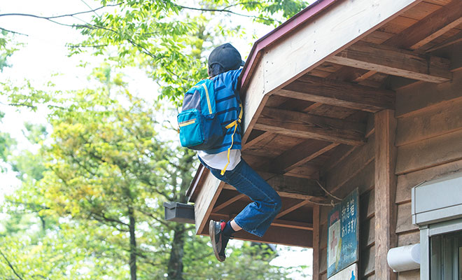 パーク内の建物の屋根に登る子どもの画像