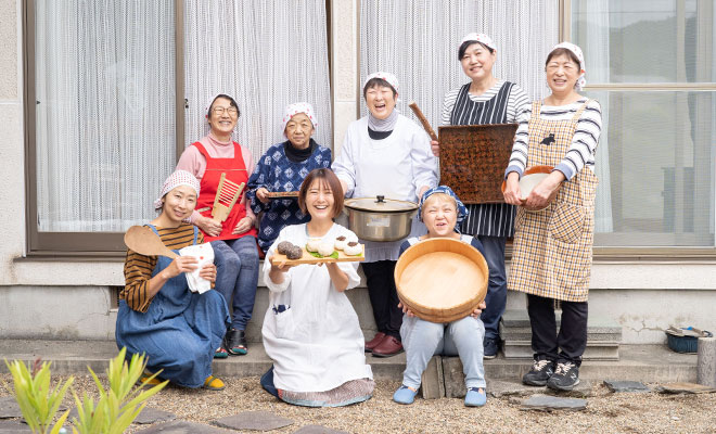 弘前市で津軽の伝承料理をつなぐ活動をする「津軽あかつきの会」のみなさん