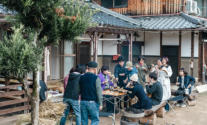岡山の民家の庭先で、食卓をかこんでいる様子