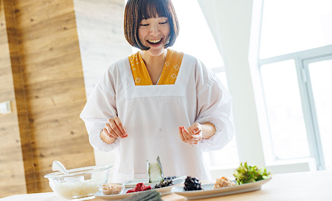 おにぎりの具材を選ぶ菅本さん