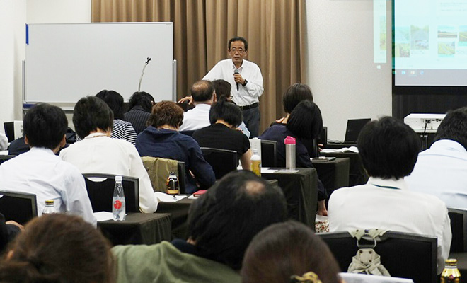 畑で話す片桐完一さん