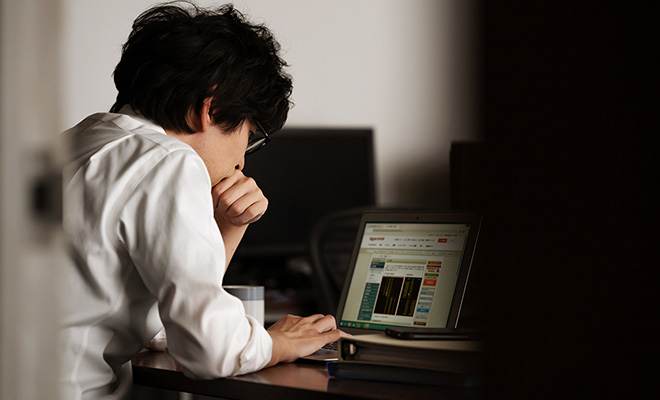 男性が遅くまで仕事をしている風景は珍しくはありません。